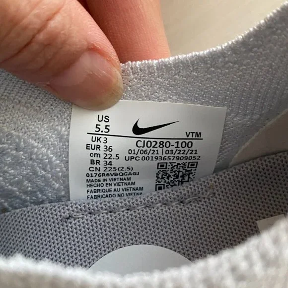 Brand New Women's 5.5 White Silver Nike Phantom Flyknit Slip On Sneakers - Picture 6 of 7